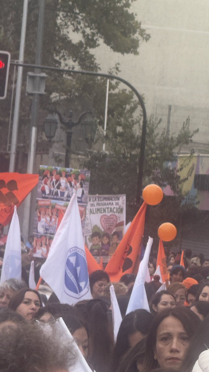 pixiee_82's tweet photo. Santiago 1 Mayıs’ında #halkevleri turuncusu görmemle kendimi evimde hissetmem peki 🧡 https://t.co/FJBUl5oGAt