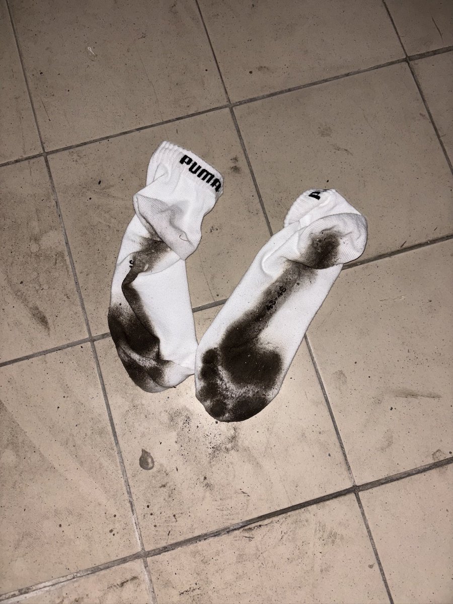 dtslvr's tweet photo. 國外最常被拿來踩髒的Puma白襪🤤
#髒襪子 #白襪 #髒白襪 #pumasocks #dirtysocks https://t.co/zvsB38VzPl