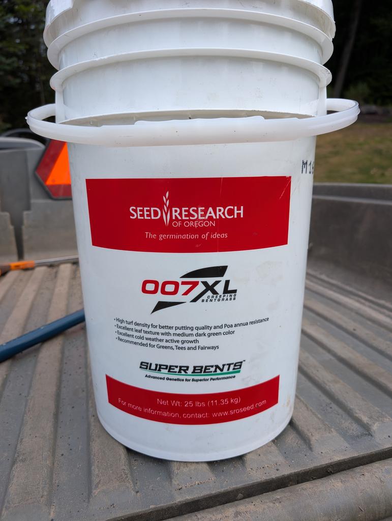 bentgrassdoctor's tweet photo. Dr. Jim Murphy, Rutgers Turfgrass Specialist, is asking "Are Superintendents aware of the new generation bents that are genetically less susceptible to Dollar Spot."
Rutgers research documents -- reduce fungicide use to control Dollar Spot by 50 - 75% with resistant varieties. https://t.co/7d2AgdSRUj