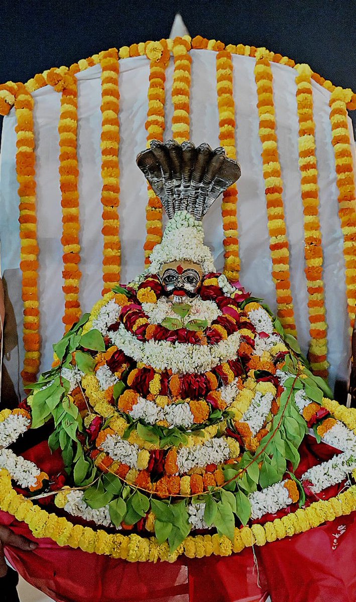 AuthorVishwa's tweet photo. विश्वेशं माधवं ढुण्ढिं 
दण्डपाणिं च भैरवम्। 
वन्दे काशीं गुहां गंगा 
भवानीं मणिकर्णिकम्॥
वैशाख पूर्णिमा श्रृंगार आरती दर्शन श्री काशी विश्वनाथ महादेव 🙏
।।श्री काशीविश्वनाथो विजयतेतराम।। https://t.co/eqFn9nYcEL