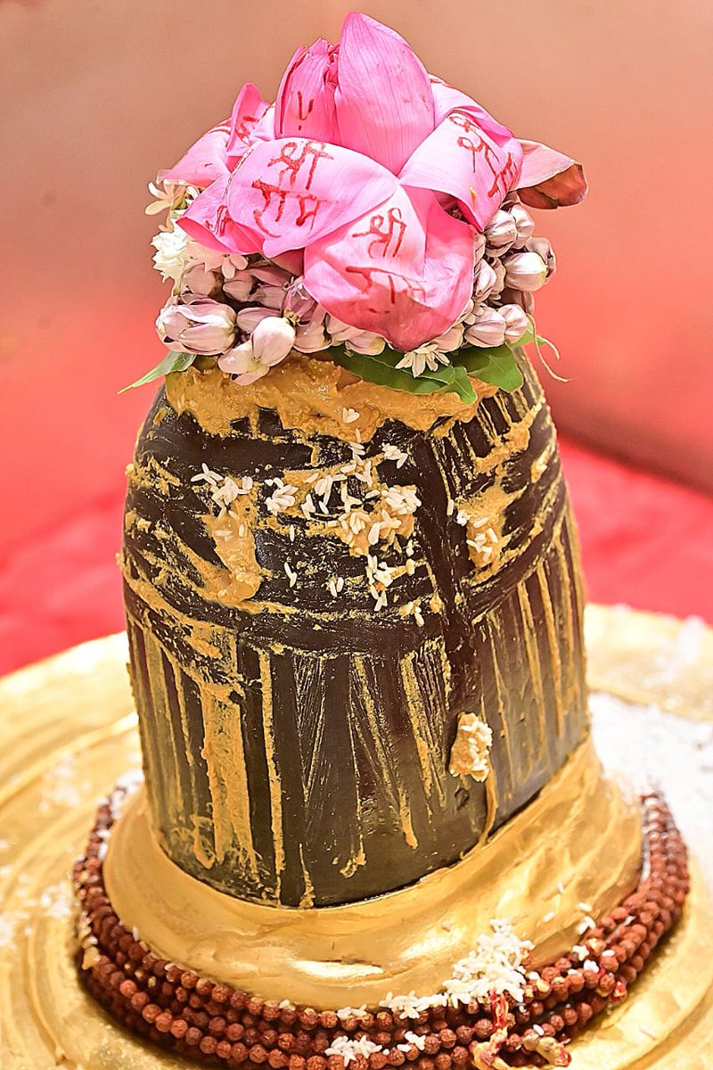 AuthorVishwa's tweet photo. विश्वेशं माधवं ढुण्ढिं 
दण्डपाणिं च भैरवम्। 
वन्दे काशीं गुहां गंगा 
भवानीं मणिकर्णिकम्॥
वैशाख पूर्णिमा श्रृंगार आरती दर्शन श्री काशी विश्वनाथ महादेव 🙏
।।श्री काशीविश्वनाथो विजयतेतराम।। https://t.co/eqFn9nYcEL
