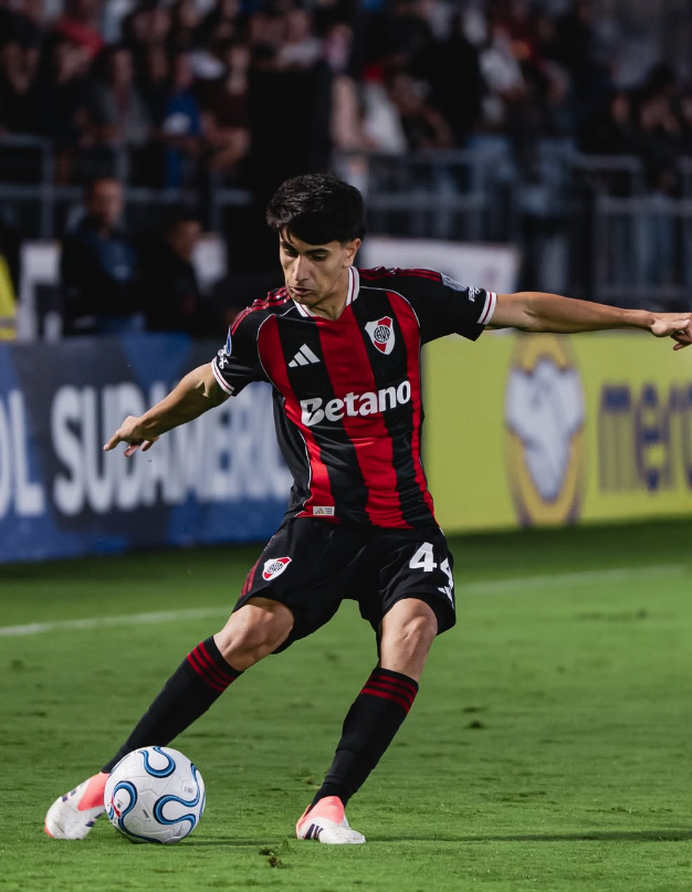 Que cosa linda el futbol le toco debutar y que termine el partido a los segundos y ayer el tipo entro en brasil y metio un centro hermoso para darle la victoria al equipo.

Te felicito pibe. A seguir aprovechando cada minuto.