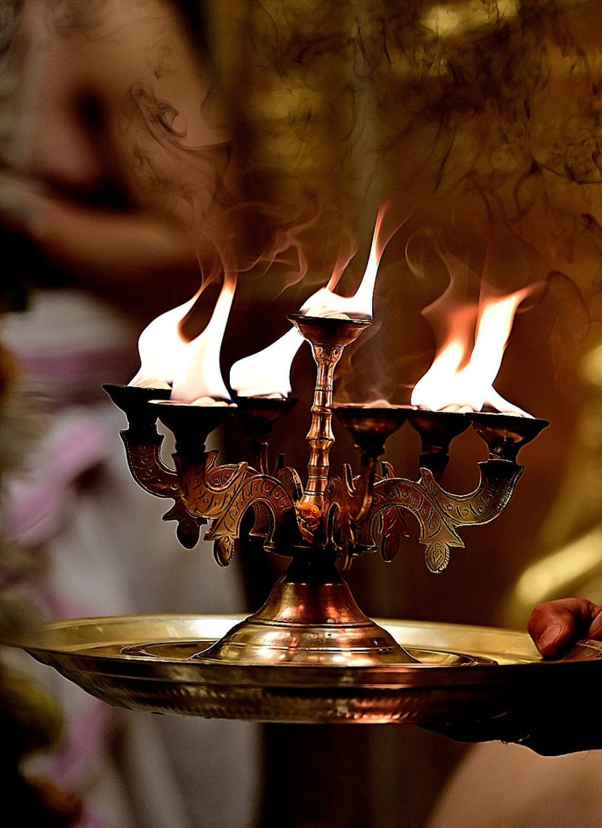 VishwaMishr's tweet photo. विश्वेशं माधवं ढुण्ढिं 
दण्डपाणिं च भैरवम्। 
वन्दे काशीं गुहां गंगा 
भवानीं मणिकर्णिकम्॥
वैशाख पूर्णिमा श्रृंगार आरती दर्शन श्री काशी विश्वनाथ महादेव 🙏
।।श्री काशीविश्वनाथो विजयतेतराम।। https://t.co/2qTJ4rOy2Q