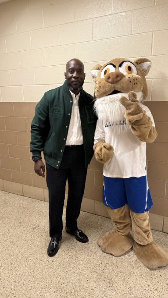 PRINCIPAL_KMS's tweet photo. Thank you @Iam_mrgreen for stepping into the Principal role in my absence.  You have truly stepped up and held it down at @KetteringMiddle. This Principal Appreciation Day goes to you. I TRULY appreciate you. https://t.co/nN3dbEWKT6