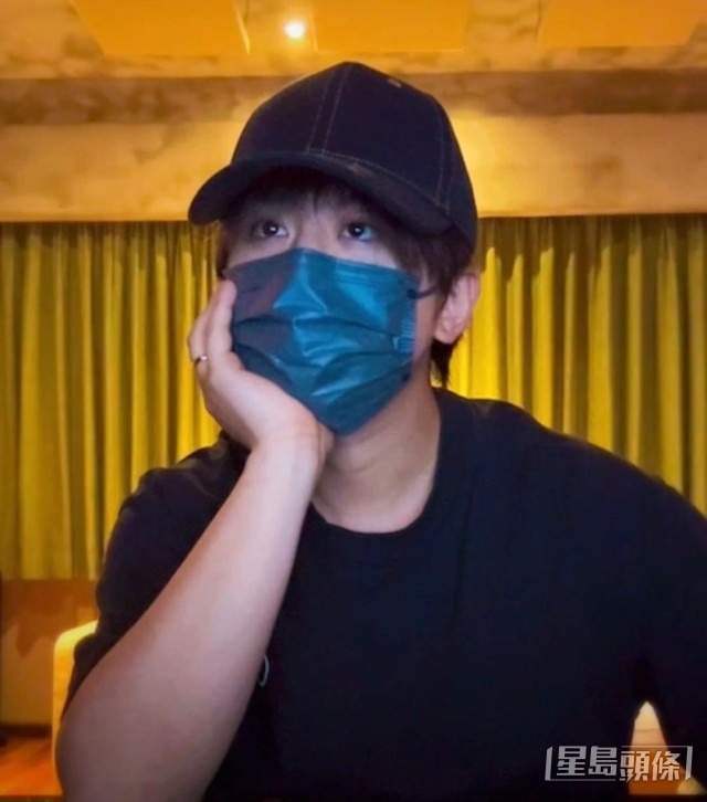 hongkongland_jp's tweet photo. #姜濤(#ギョン・トウ)27歳の誕生日に��配信　今年は新曲を“出さない”と明かす「初心に戻って、歩みをゆっくり」

27歳の誕生日を迎えたギョン・トウが、夜に突然生配信を行い、今年は新曲をリリースしない方針を打ち出した。深く考え抜いた決断���、所属会社の理解も得られているという。一方で「新曲を出さない＝表舞台を止めることではない。必要な活動には出席する」と強調し、「作曲もしないわけではない。ただペースを落とす。プレッシャーはなく、音楽の初心に戻って“自分を沈めたい”」と語った。

ファンの間で生まれた疑念を払拭するため、ギョン・トウ本人が経緯を詳細に説明した。彼によると、アイデアが固まり切らないまま“次に何を出すか”を思いつけない状態が続いたわけではなく、むしろ「終わってから、だいたい2か月前にこの考えが芽生えた」という。車の移動中に、次の作品について具体的に描けない感覚があり、そこから「どんなテー���をどう表現するか、MVの物語をどう組み立てるか」といった発想や自信はあるものの、創意が湧く時期や“出発の衝動”が徐々に減っていった、と振り返った。結果として、次の楽曲の方向性や表現したい主題が、以前ほどはっきり浮かばなくなっているという。

さらに、会社とのやり取りについても言及。「自分に音楽の道を歩む時間として、静かに沈澱する区切りが必要だと思った。作ることについても考えを少し休めたい」との考えを伝えたところ、当初は反対があったものの、話し合いの結果は“支持”に変わった。ギョン・トウは「決めるのは簡単じゃないし、会社が支えてくれて本当にありがたい」と感謝を口にしつつ、冗談交じりに「嫌いな人が喜ぶ必要はない。耳を汚さないで済むから」と、自分なりの考え方も��露した。

今年に作った楽曲については、今のところ“来年のアルバム”に収める予定だという。「来年は新しい自分として皆さんに会いたい」としながらも、「好きではない人の見方は変わらないかもしれない。でも来年、少しでも聴いてみてほしい」と呼びかけた。加えて、褒められても批判されても、受け止めて消化していく方針だとし、「結局、バランスなんです」と語る。

また、誕生日会での“本音トーク”が増えた理由についても触れた。「正直、僕はあまり抵抗するタイプじゃない。抵抗できないことが多いから。これまでのことも坦白に共有してきた」と説明。今はもう“新人”の肩書ではないため、言い訳もできない。観客の反応が一番ストレートで、その反応が自分を謙虚にさせる、とも言及した。さらに「姜家族」のファンへは、���ネットで推測合戦をしないで。僕の決断を理解してほしい」と直接メッセージを送った。

最後に、今年の過ごし方について「社恐（人見知り）はあるけれど、今年はたくさん“ステージを見て”吸収し、栄養にする」と宣言。「時間は足りると思うので、もっと新しいことを探す」と前向きに締めくくった。

出典
https://t.co/9fFKaradR2