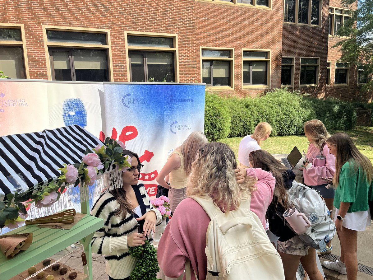 etnconservative's tweet image. HUGE turnout at yesterday’s @utktpusa activism event—nearly 100 students RSVP’d for NEXT TUESDAY’S speaker event with @MarshaBlackburn, @Riley_Gaines_, and @JoshThifault‼️

Momentum is building at UT Knoxville! 🇺🇸
#GoVols! 🍊

@TPUSA | @tpusastudents