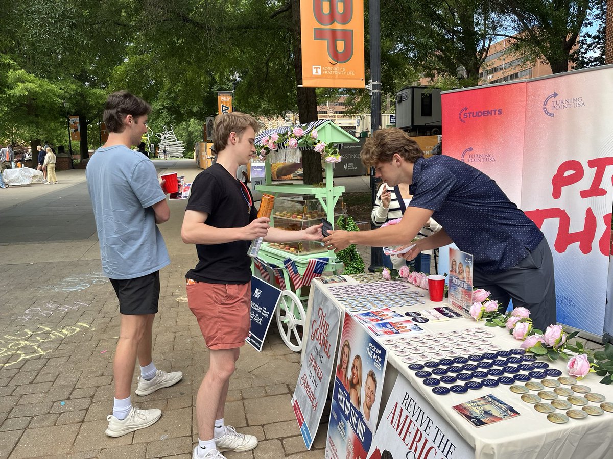 etnconservative's tweet image. HUGE turnout at yesterday’s @utktpusa activism event—nearly 100 students RSVP’d for NEXT TUESDAY’S speaker event with @MarshaBlackburn, @Riley_Gaines_, and @JoshThifault‼️

Momentum is building at UT Knoxville! 🇺🇸
#GoVols! 🍊

@TPUSA | @tpusastudents