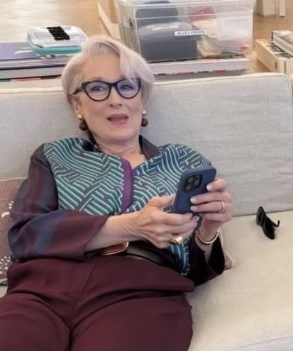 unnamedperson18's tweet photo. Martin, our girl is really in love with you, since she doesn't let the phone out of her hands https://t.co/WDX5elt1Ab