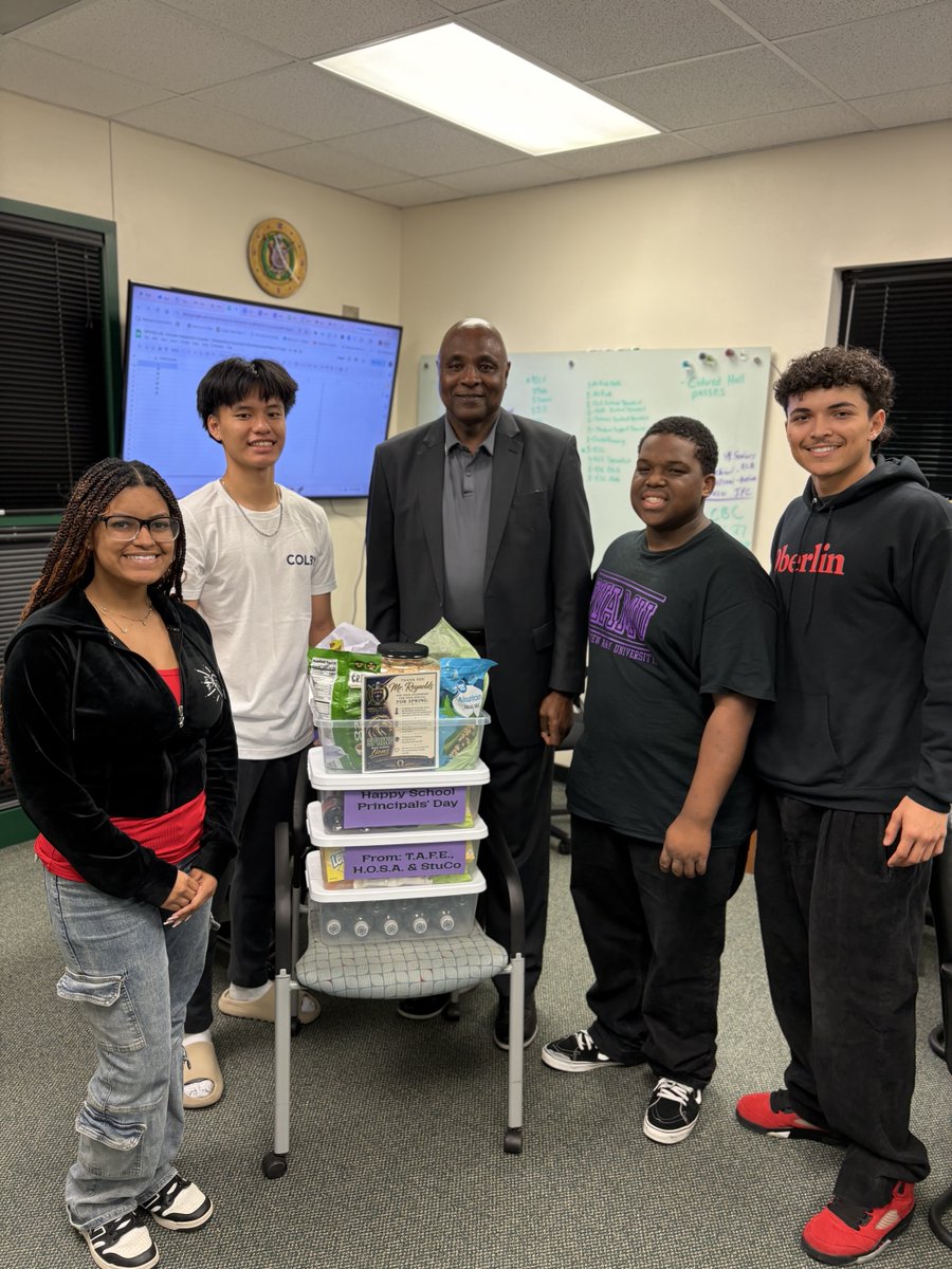 lucyvelez03's tweet photo. It’s National Principals Day!
The Senior class surprised, Principal Reynolds, with all of his favorite snacks to get him through the rest of the school year. Thank you for encouraging and supporting our Mighty Lion Scholars. @springhighschool @thespringlions https://t.co/5d9D2kk66v