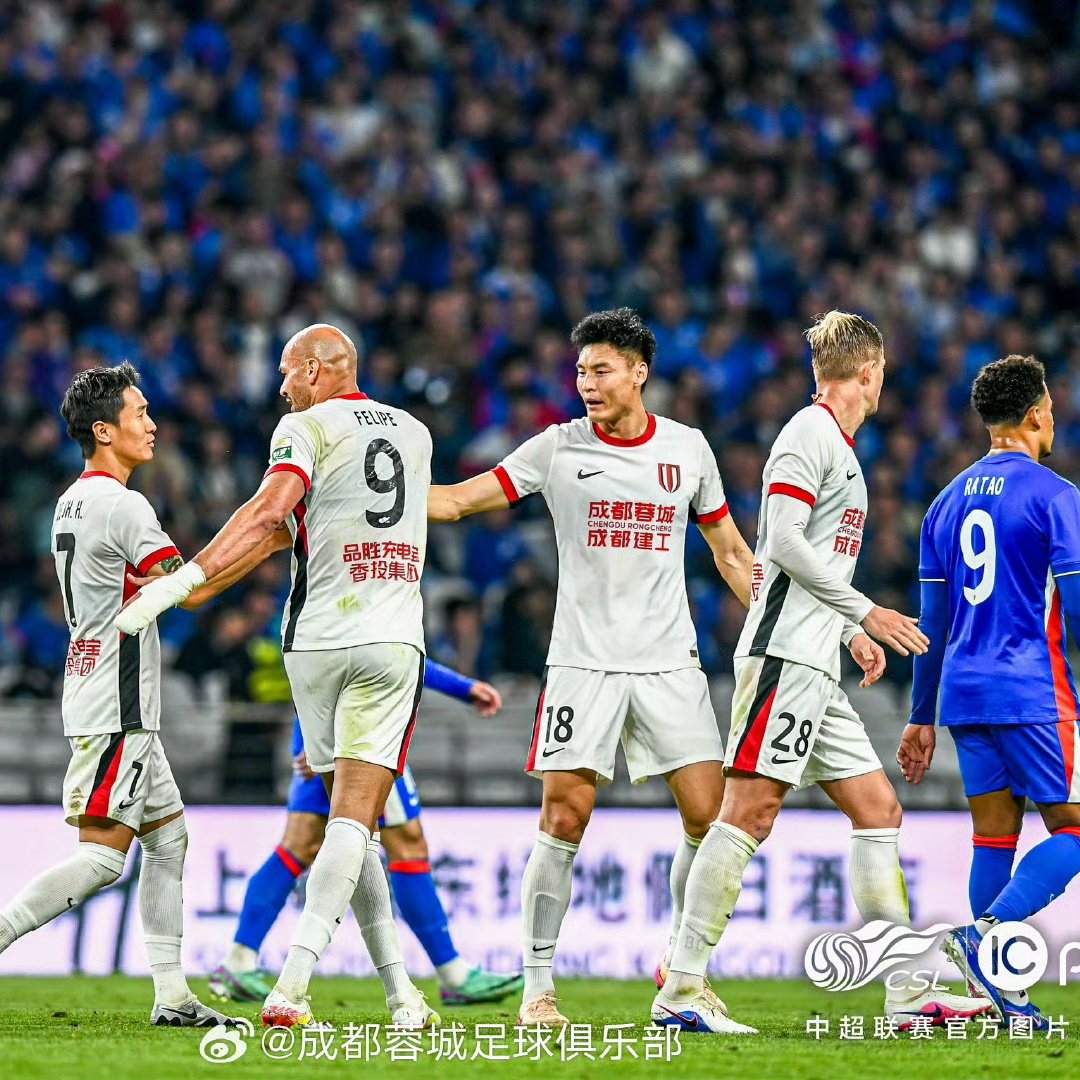 RCFCBRASIL's tweet photo. Fim De Jogo Shanghai Shenhua 2 X 3 Chengdu Rongcheng a equipe do chengdu vence jogando fora de casa de virada gols anotados por Felipe 2 vezes e Wellington Silva.

#chengdurongcheng #chengdurongchengfc #成都荣成 #成都蓉城足球俱乐部 #chinesesuperleague https://t.co/ldeHWnslxE