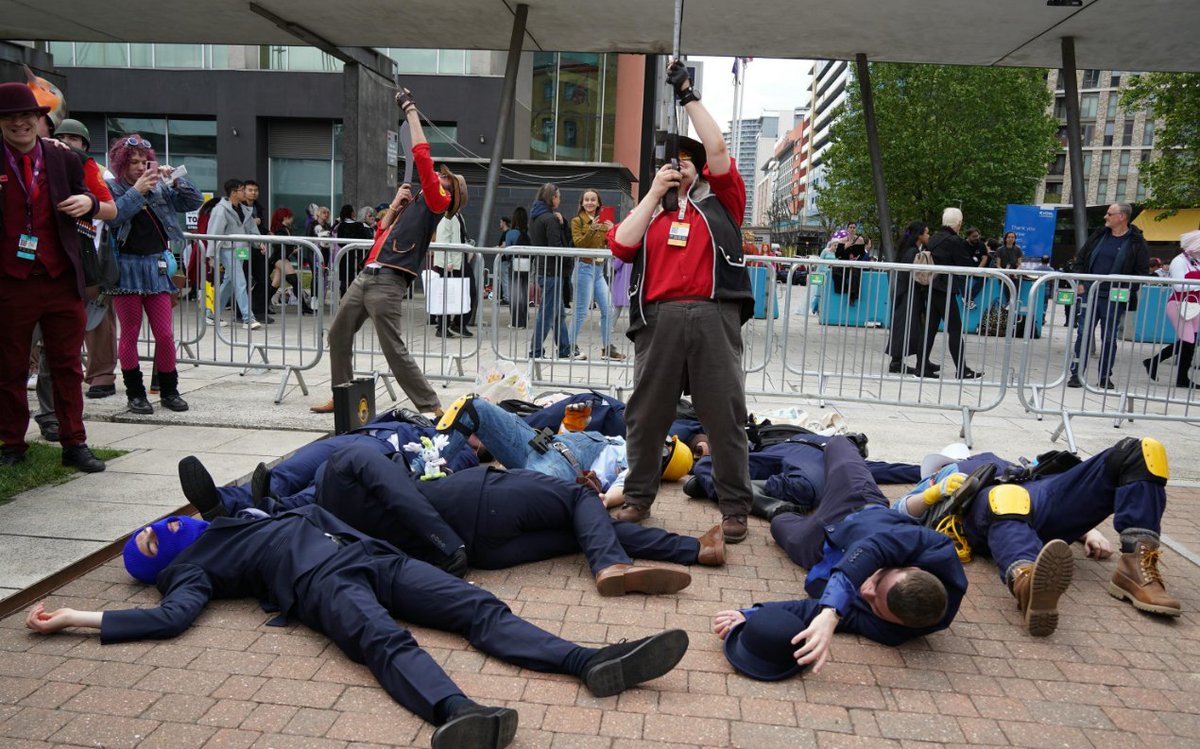 Valve Convention Cosplayers tweet media