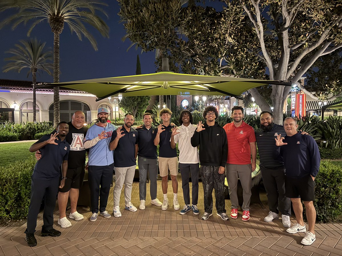 Big thanks to the Arizona staff for coming down to see me! Bear Down! <a href="/ArizonaFBall/">Arizona Football</a> <a href="/CoachDoege/">Seth Doege</a> <a href="/CoachBrennan/">Coach Brennan</a> <a href="/GregBiggins/">Greg Biggins</a> <a href="/ChadSimmons_/">ChadSimmons</a> <a href="/CodyBellaire/">Cody Bellaire</a> <a href="/BlairAngulo/">Blair Angulo</a> <a href="/TheUCReport/">Billy Tucker</a> <a href="/adamgorney/">Adam Gorney</a> <a href="/CharlesPower/">Charles Power</a> <a href="/GregBiggins/">Greg Biggins</a>
