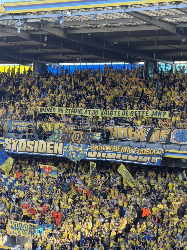 PiroMemo96's tweet photo. Sydsiden før kampstart: https://t.co/pe8ADJ7tc0