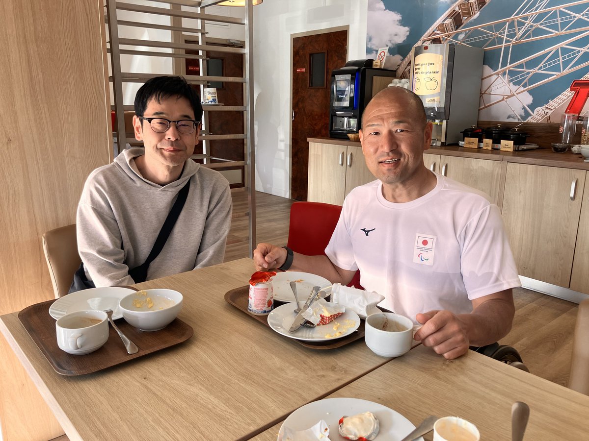 H_Sahara's tweet photo. 森選手とパリで開催されるパラレガッタに来ています。

パラで最少規模選手団での国際大会参加は実現したかったことの一つ。毎回の艇の出し入れを近くの人に助けてもらうのは少し面倒。それでも身軽。

クラス分けワークショップに参加した東北大OBの松澤先生と朝食。

自分も漕ぎました。 https://t.co/govskqGCBl