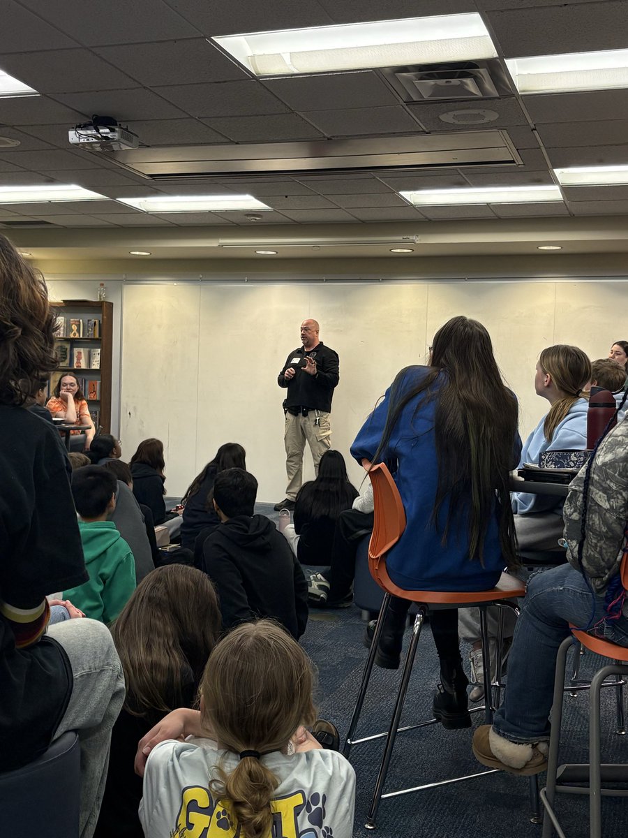 LCSDSTEAMatMRM's tweet photo. A crime has been committed in the STEAM program! STEAM launched their next project, “Justice Detectives.” Collecting evidence, interviewing suspects, building the case, and finally presenting their arguments. Officer Chris Jones shared his experience with students today. https://t.co/guuuF6ugZw