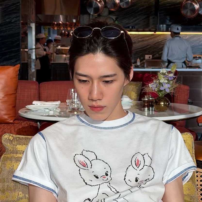 ชอบน้องพีพีคาดแว่นมากจริงๆ อ่ะ สวยเนาะ เปนคนเครื่องหย้าสวยมาก ผมก้สวย กะโหลกยังสวย พอเปิดหน้าเปิดตา แล้วเหมือนได้เหนความสวยชัดขึ้นอ่ะ ให้เลย ลุควันธรรมดาๆ ผมไม่เซ้ต หน้าใสๆ ผิวขาวอมชมพุ แต่ส๊วยสวย ยิ่งโตยิ่งสวยสะพรั่ง หน้าตาผิวพรรณสวยแบบมองไม่เบื่อ #ppkritt