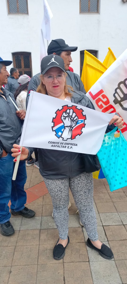 prensaceosl's tweet photo. El Comité de Empresa ASFALTAR E.P. presente en las calles este #1DeMayo 🚩🔥
Bajo el Acuerdo Ministerial 059, levantamos una sola consigna: todos somos trabajadores, luchemos por nuestros derechos. ✊
La clase trabajadora no se rinde, se organiza y defiende su dignidad.
#CEOSL #1DeMayo #TrabajoDigno #ElPuebloEnLaLucha