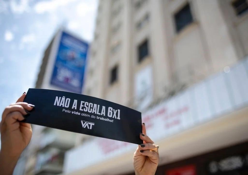 slpng_giants_pt's tweet photo. 📢 Os trabalhadores estão nas ruas neste primeiro de maio, gritando por direitos e pelo fim da escala 6x1.

Você, que não pode comparecer a alguma manifestação, ajude a subir a tag FIM DA ESCALA 6X1.

Precisamos da ajuda de todos! ✊🏽 https://t.co/xtIP8pCrOk