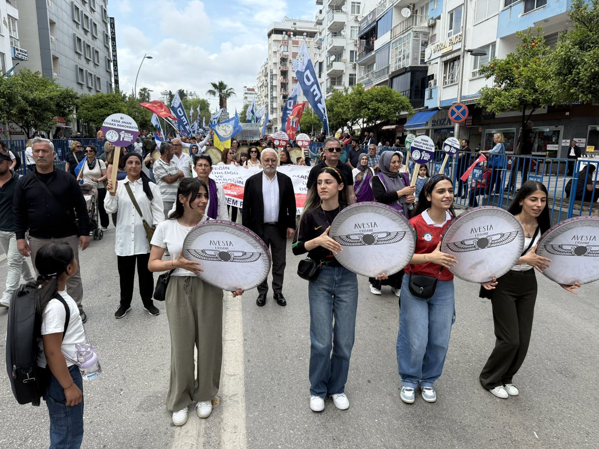 AntalyaDemParti's tweet photo. Mayıs’ta; adalet, özgürlük ve demokrasi için alanlardaydık.Eşit işe eşit ücret, kadın emeğinin görünürlüğü, barış, ekolojik yaşam ve adil bir gelecek talepleriyle yürüdük.
Tüm dünya işçi ve emekçilerinin birlik,dayanışma ve mücadele günü kutlu olsun.
#EmekveDayanışmaGünü #1MAYIS https://t.co/4ZJJvrlhQl
