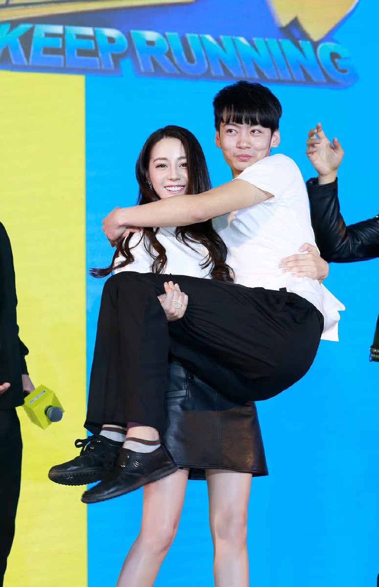 This is how actor should carry actress without complain 😮‍💨