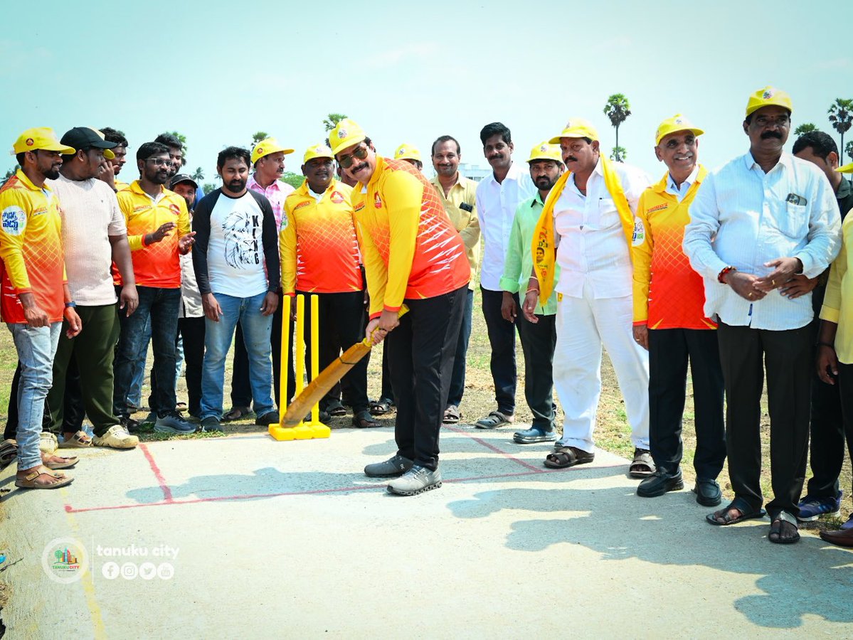 TANUKUCITY's tweet image. తణుకు పట్టణంలో ఈ రోజు నిర్వహించిన “నో డ్రగ్స్ బ్రో” ఎన్టీఆర్ స్మారక క్రికెట్ టోర్నమెంట్-3ను  ఎమ్మెల్యే ఆరిమిల్లి రాధాకృష్ణ గారు ప్రారంభించారు..

#ntr #cricket #tournament #sports #tanukucity