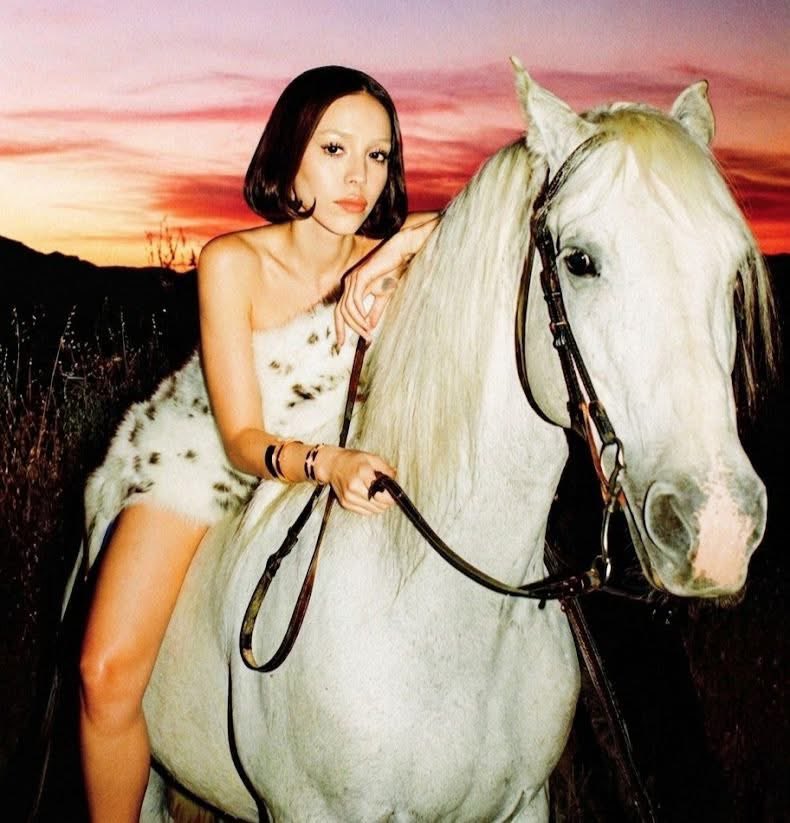 a caballo blanco, libre y sin lamento 🐎