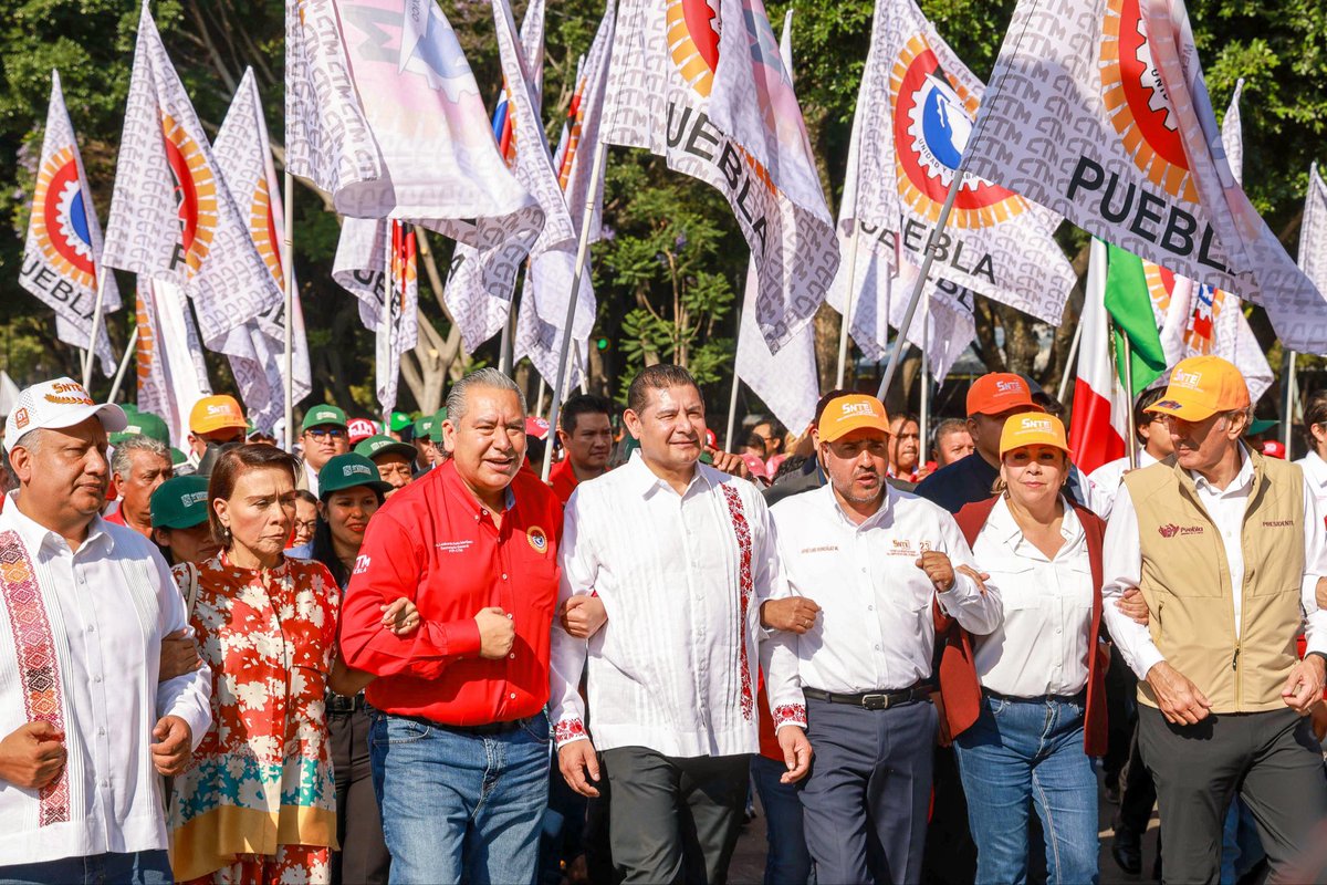 armentapuebla_'s tweet photo. ¡Todo nuestro respaldo para las y los trabajadores poblanos! 🇲🇽💪🏻

Junto al secretario general de la @CTMPuebla, @leobardosoto, el secretario general del SNTE, sección 23, @joseluis253016, el secretario general del SNTE, sección 51, @R_AlfredoGP, titulares de organismos empresariales y autoridades de los 3 órdenes de gobierno, llevamos a cabo el Desfile y la Ceremonia Cívica Conmemorativa al Día Internacional del Trabajo.🔨👷🏻👏🏻