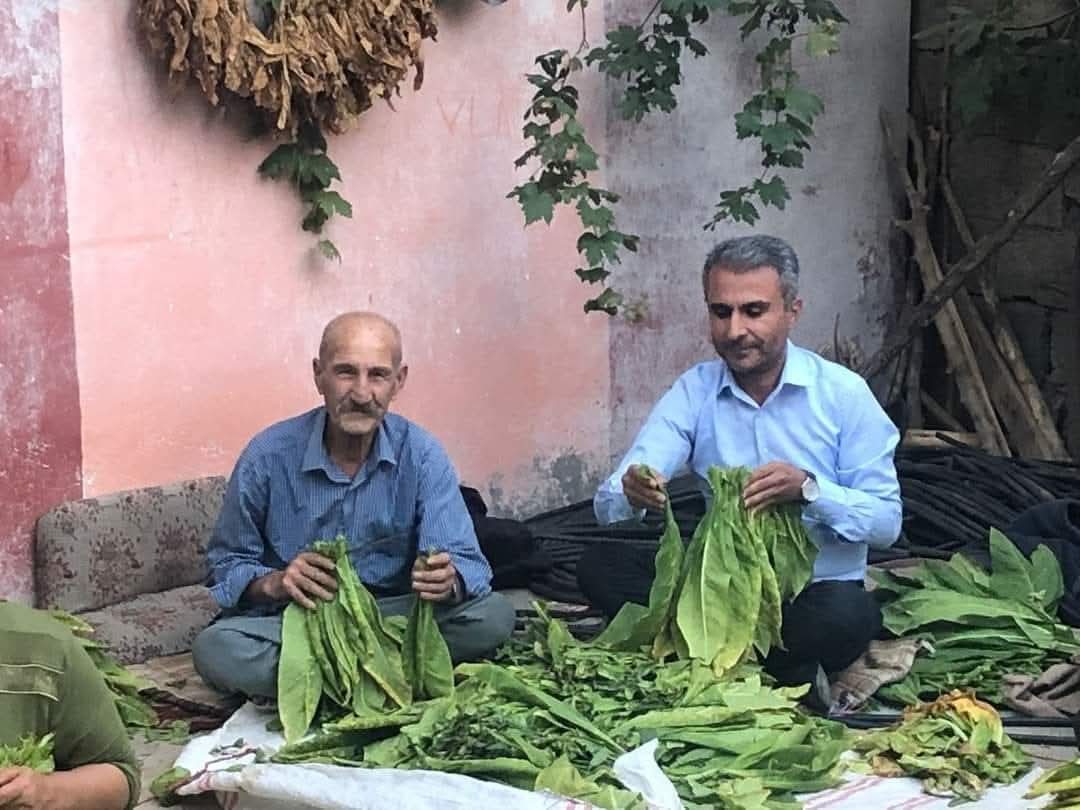 Ne ezen ne ezilen, hakça, insanca herkesin emeğinin karşılığını aldığı bir Dünya için El ele omuz omuza mücadeleye!! 1 Mayıs Emek ve Dayanışma Bayramımız kutlu olsun.
                  "ÖNCE İNSAN"