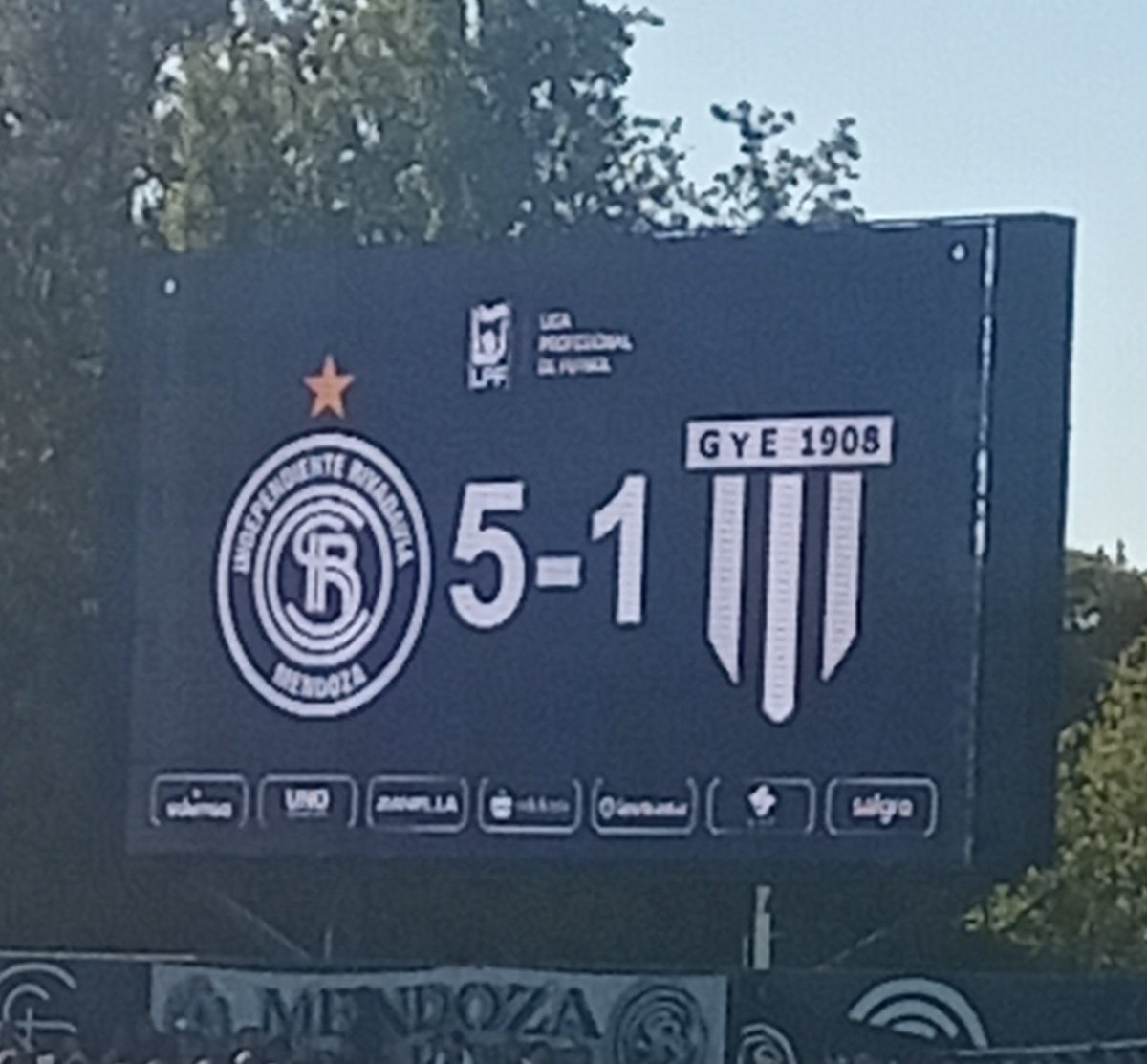 Bueno gente, hoy ví el calendario y me di cuenta que es 1-5... FELIZ DIA