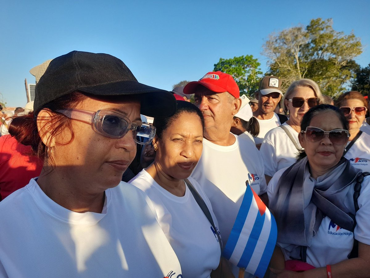 Yudelki33552714's tweet photo. Postales del desfile junto a mis queridos trabajadores de la #EducaciónEspecialHolguín desde @CalixtoDme hasta @DeMoa58192 todos seguros y decididos porque #LaPatriaSeDefiende #CubaEstáFirme https://t.co/CENKtuNOMx