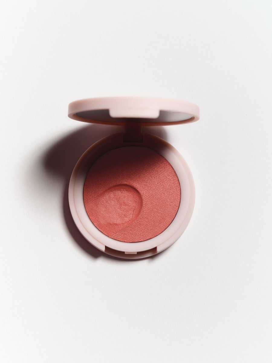 cheeky mood 🍑💗 a pink coral that brings a natural pop of color to your spring look.⁠
⁠
our lip kit BOGO is happening now! shop all matte and velvet lip kits now on kyliecosmetics.com ✨⁠