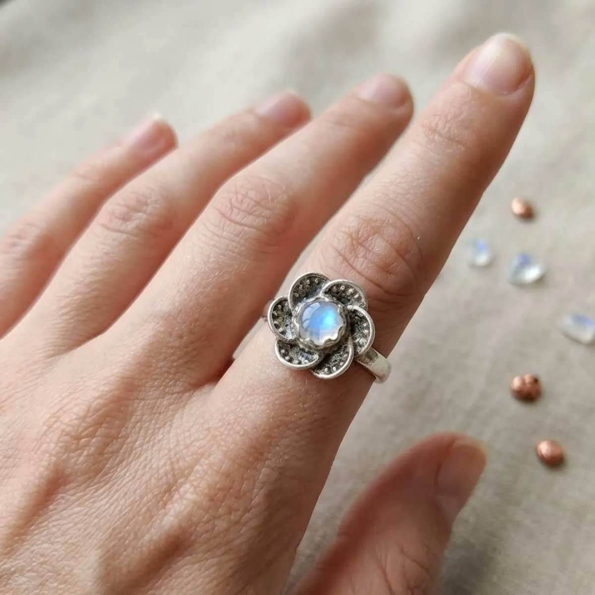 crystalhevan925's tweet image. Rainbow Moonstone sterling silver ring with oxidized flower design ✨ Natural gemstone glow, perfect June birthstone gift for her. Elegant, boho, and timeless for everyday wear 💙 #Moonstone #SilverRing
Order Now: etsy.com/listing/449729…
etsy.com/shop/CrystalHa…