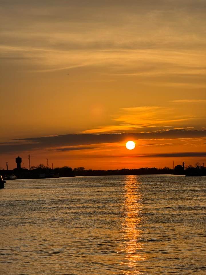 angelicaio81153's tweet image. The sunset in the Danube Delta is not just watched , it is felt ; it is the moment when time slows down ,  and the colors of the sky merge with the mirror of the waters 🌤️

Danube Delta Sunset , Sulina Arm Romania 
#smartphone #landscape #photography