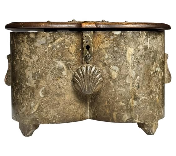 Claudia_Zahn's tweet image. 18th-century marble viscera box with a centrally placed decorative scallop shell. 19th-century wooden lid.
By #TheDecorativeWorldOfShellArtistry / Margret Hull
#Architecture #Design #Style #Nature #Art #Artist #Photo #Photographer #Urbanism #City #Village #Staircases #History