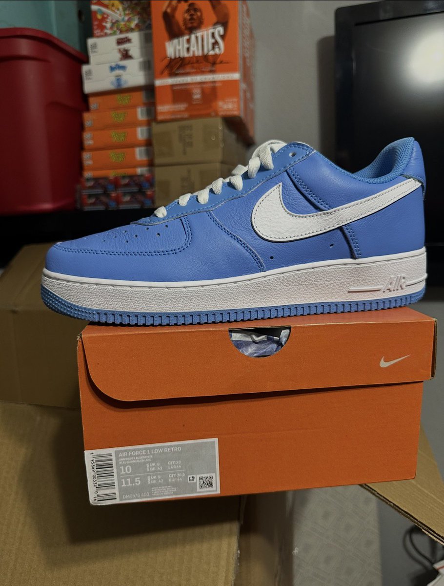 TheRealKndeeMan's tweet photo. How I sold these on GOAT after I purchased from Nike and @goatapp #alias said there was a problem with your item due to size or sku something like that but I bought em from Nike provided proof got pictures and videos and they tryna charge me extra money now… https://t.co/mtXdIr0fbA
