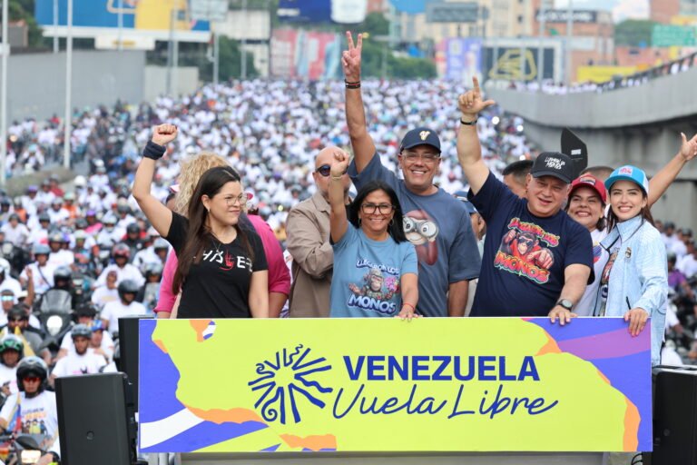 Cancilleria_ve's tweet image. 📰#Noticia | Caracas se desborda en un solo clamor por el cese de las sanciones

Con esta jornada, Venezuela cierra un capítulo de movilización histórica que reafirma el consenso nacional contra la agresión económica externa.

mppre.gob.ve/publicacion/71…