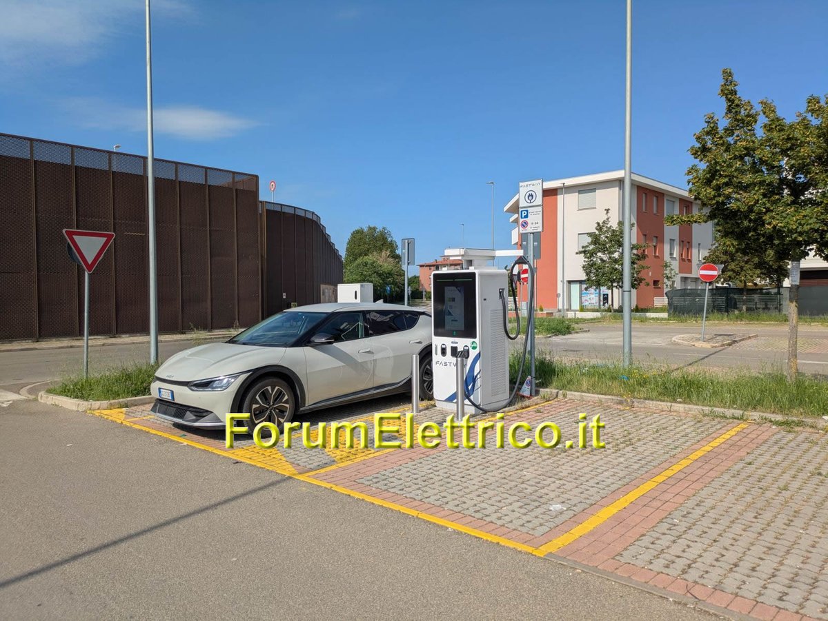 La stazione di ricarica FastWay presso la Coop di Nonantola MO: tutto ok fino a 120,7 kW e siamo dietro il centro commerciale al cui interno troviamo un paio di bar, diversi negozi ed un supermercato forumelettrico.it/forum/colonnin… #fastway #modena #nonantola