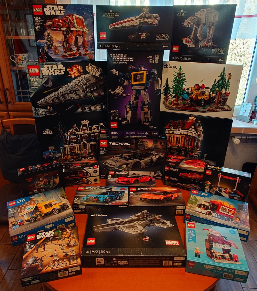 aurigo_dust's tweet image. Dawno nie było aktualizacji #LEGO, a że dziś porządkuję kartony, to i podzielę się fotką nabytków z ostatnich kilku miesięcy. Większość setów do kolekcji, parę inwestycyjnych, a domek w stylu angielskim to prezent przewidziany na najbliższy Dzień Mamy ;) #AFOL #TeamPudełkaKinda