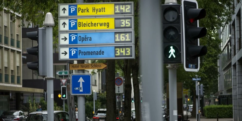 mz_storymakers's tweet image. Wenn die #Schweiz 10 Millionen Einwohner hat, könnte man an Friedhöfen elektronische Anzeigetafeln wie bei Parkhäusern anbringen. Wenn jemand verstorben ist, darf eine Schweizer Familie ein Kind bekommen. Nach Gen-Analyse wie bei #Gattaca. #10MioCH #Abst26 #Chaosinitiative 🇨🇭