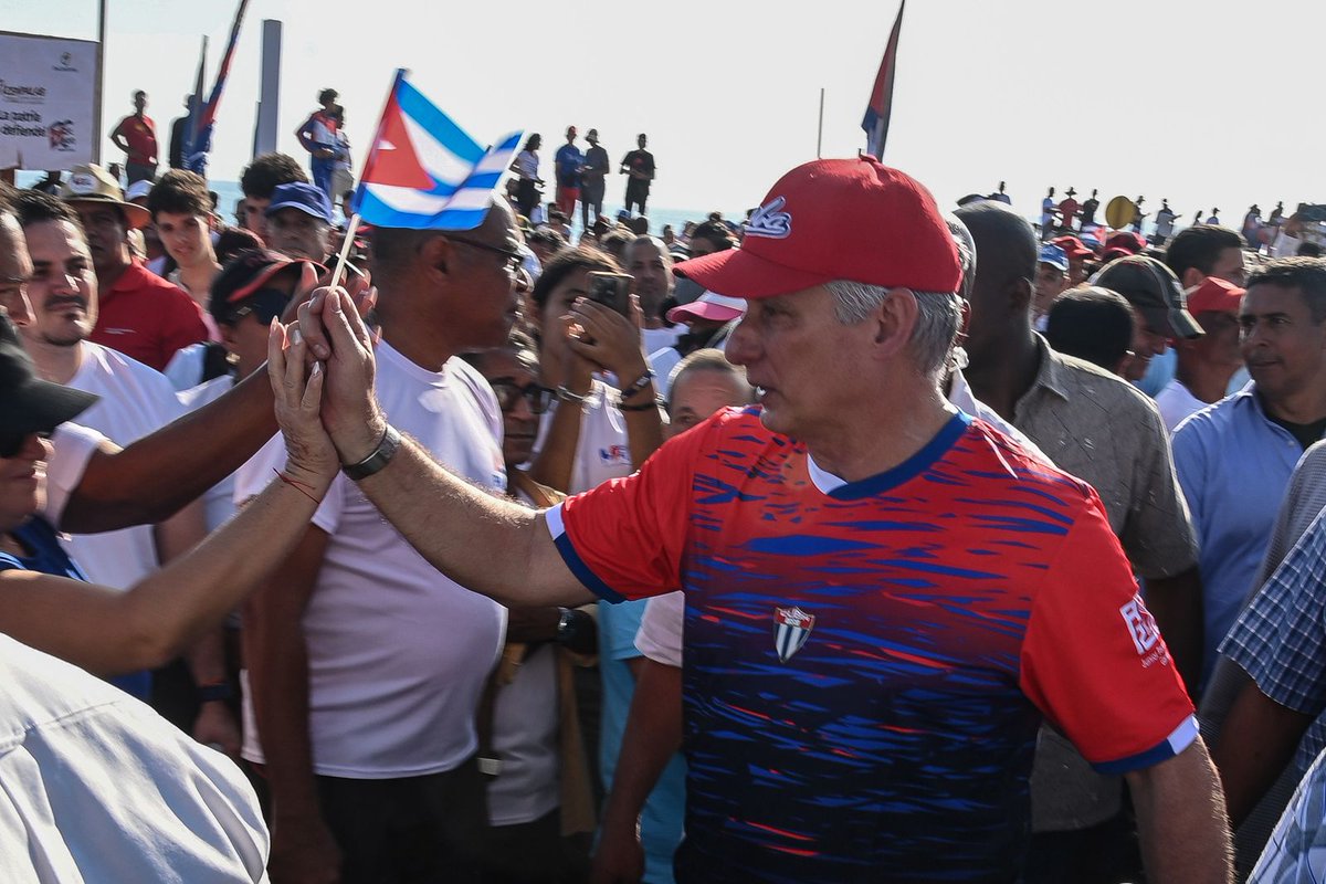 MayraArevich's tweet photo. “La Patria se defiende en calles y plazas”, convocó el Presidente @DiazCanelB este #1Mayo y el pueblo respondió unido al llamado, porque somos un pueblo mambí, rebelde, martiano y fidelista, que sabe que #LaPatriaSeDefiende. 
#CubaEstáFirme 
#CubaNoEstáSola 
#CubaVencerá 🇨🇺 
2/5 https://t.co/gO5m9YU8Ln