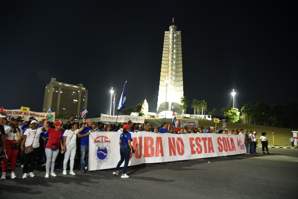 MayraArevich's tweet photo. “La Patria se defiende en calles y plazas”, convocó el Presidente @DiazCanelB este #1Mayo y el pueblo respondió unido al llamado, porque somos un pueblo mambí, rebelde, martiano y fidelista, que sabe que #LaPatriaSeDefiende. 
#CubaEstáFirme 
#CubaNoEstáSola 
#CubaVencerá 🇨🇺 
2/5 https://t.co/gO5m9YU8Ln
