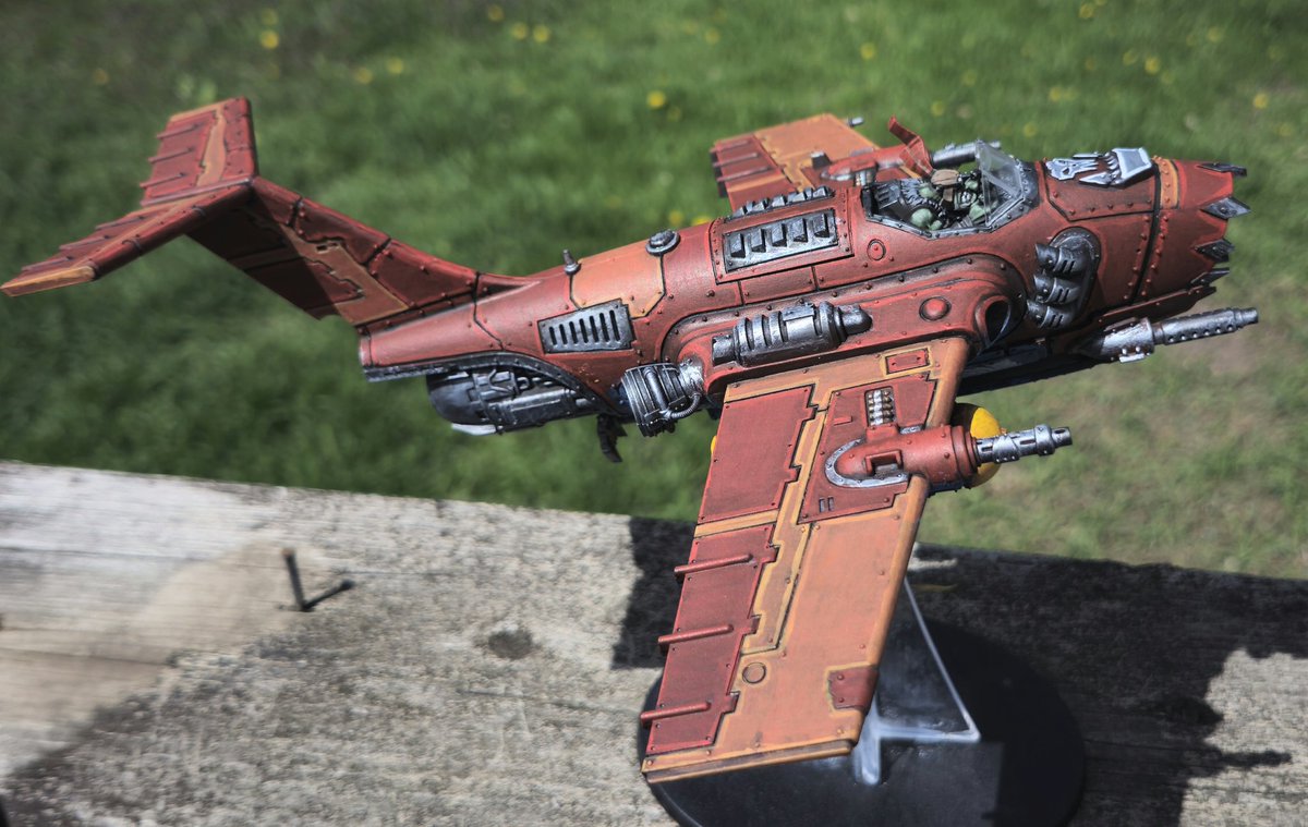 MidMiniGuy's tweet image. I finished the Warhammer 40k Ork Jet Fighter! Had to get photos outside as it was too big for my photo booth. 
Painted for a client's collection. 
 #PaintingMiniatures #miniatures #minipainting #commissionpainting #warhammer40K