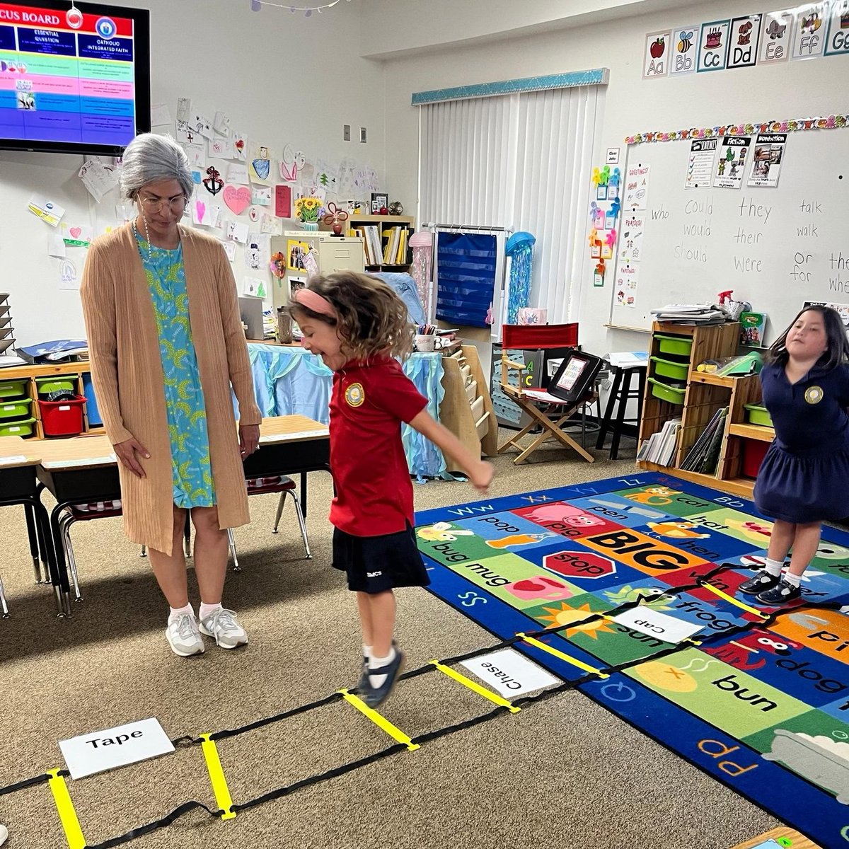StMarthaCS's tweet image. “Mommy Baez” came to visit Kindergarten as they learned about silent "e" and students practiced reading long and short vowel sounds while using an agility ladder! #LearningIsFun #75YearsOfExcellence