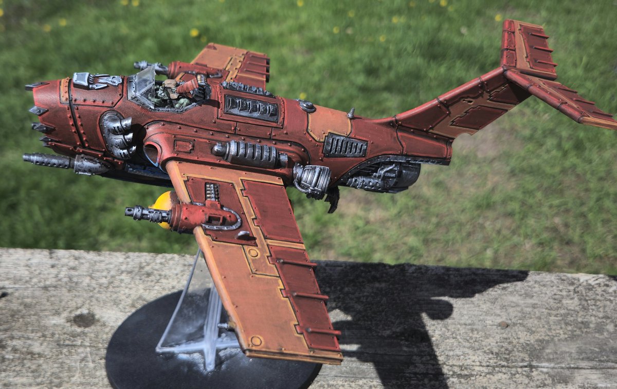 MidMiniGuy's tweet image. I finished the Warhammer 40k Ork Jet Fighter! Had to get photos outside as it was too big for my photo booth. 
Painted for a client's collection. 
 #PaintingMiniatures #miniatures #minipainting #commissionpainting #warhammer40K
