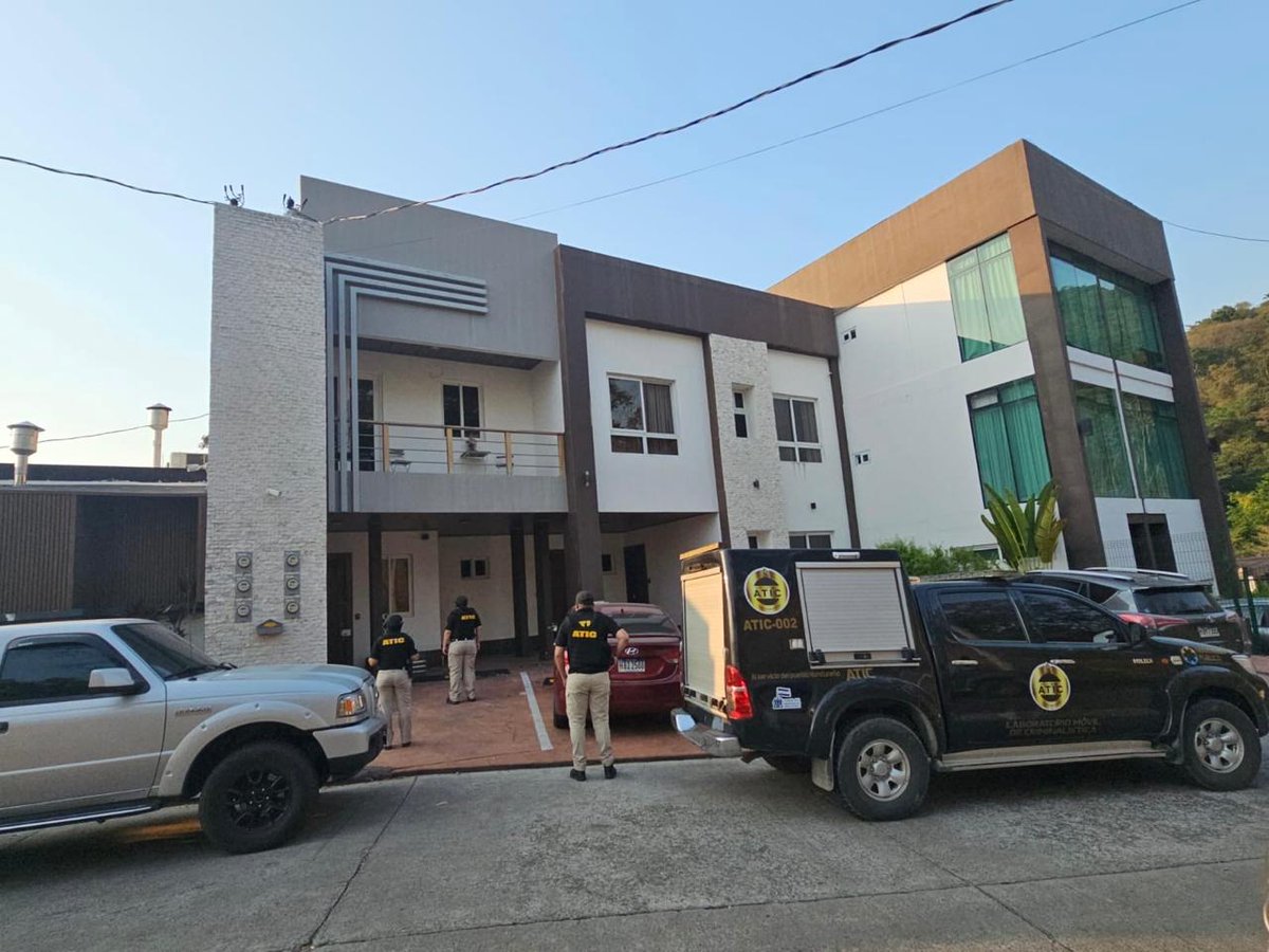 MP_Honduras's tweet image. #MP a través de la #ATIC ejecutó allanamiento a inmueble utilizado como domicilio por una persona vinculada al caso Koriun, quien huyó en un vehículo deportivo cuando vio a la autoridad, ocasionando daños al acceso de la residencial y a vehículos institucionales y particulares