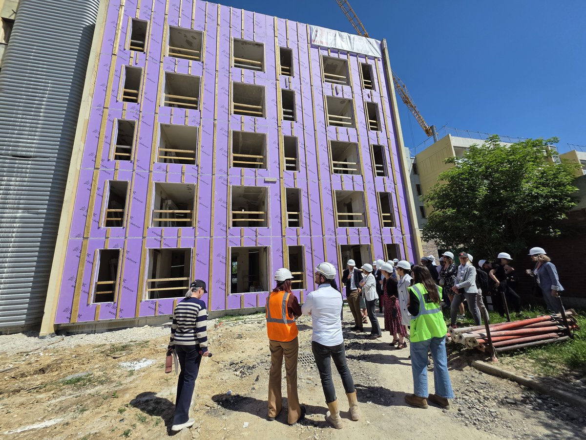 Prefet21_BFC's tweet image. Visite de la résidence Beaune à #Dijon : l’État engagé pour l’amélioration du logement étudiant 🏫en Bourgogne-Franche-Comté
#LogementEtudiant #ServicePublic #Jeunesse #Investissement #TransitionEcologique

Hier, Perrine SERRE, SGAR de Bourgogne-Franche-Comté, a visité le