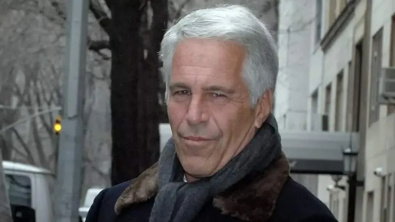 ABD'de reşit olmayan kız çocuklarına yönelik fuhuş ağı kurduğu iddiasıyla yargılandığı sırada hapishanede ölü bulunan milyarder Jeffrey Epstein'in, ölmeden birkaç hafta önce yazdığı ve "intihar notu" olarak değerlendirilebilecek yazının kamuoyundan saklandığı bildirildi.

New
