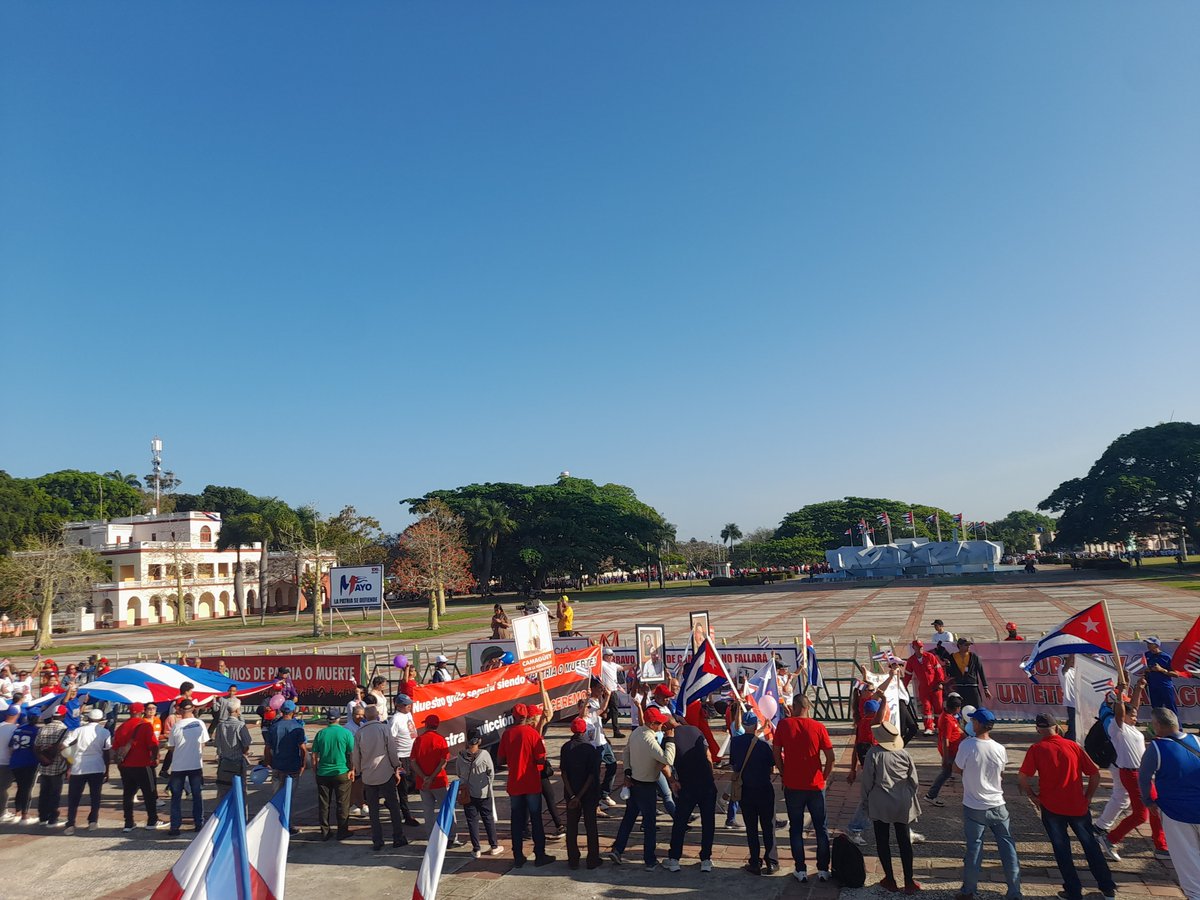WalterNoris's tweet photo. Que el paso firme del bravo pueblo de #Camagüey este #1Mayo sirva de alerta a quienes amenazan nuestra soberanía. Sepan que en la tierra de Agramonte #LaPatriaSeDefiende. ¡Aquí no rinde nadie! #CubaEstáFirme https://t.co/04HvbXn2qN