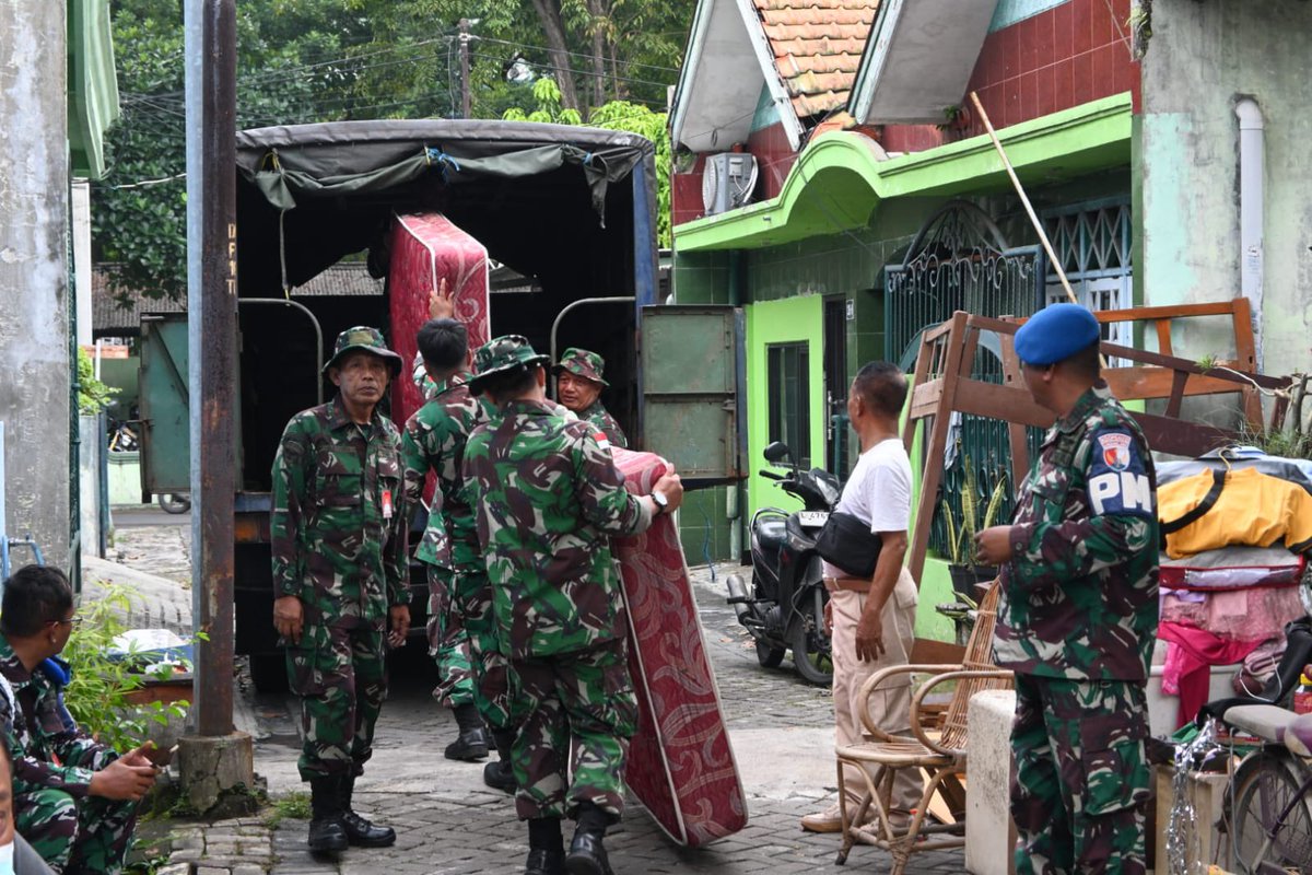 _TNIAU's tweet photo. *Lanud Muljono Tertibkan Rumah Dinas, Utamakan Dialog dan Pendekatan Humanis*

Lanud Muljono melaksanakan penertiban rumah dinas TNI AU di kawasan Wonokromo, Surabaya, Senin (27/4/2026), dengan pendekatan humanis melalui dialog langsung dengan penghuni. 

Penertiban dilakukan sesuai ketentuan yang berlaku setelah melalui tahapan sosialisasi dan surat peringatan. Langkah ini diambil untuk pemerataan hunian, mengingat masih banyak personel aktif yang belum menempati rumah dinas. Kegiatan berlangsung tertib dan aman sebagai wujud penegakan aturan yang tetap mengedepankan pendekatan persuasif.

Selengkapnya di https://t.co/mZ9Js2vuP0

 #dmmp💂‍♀️