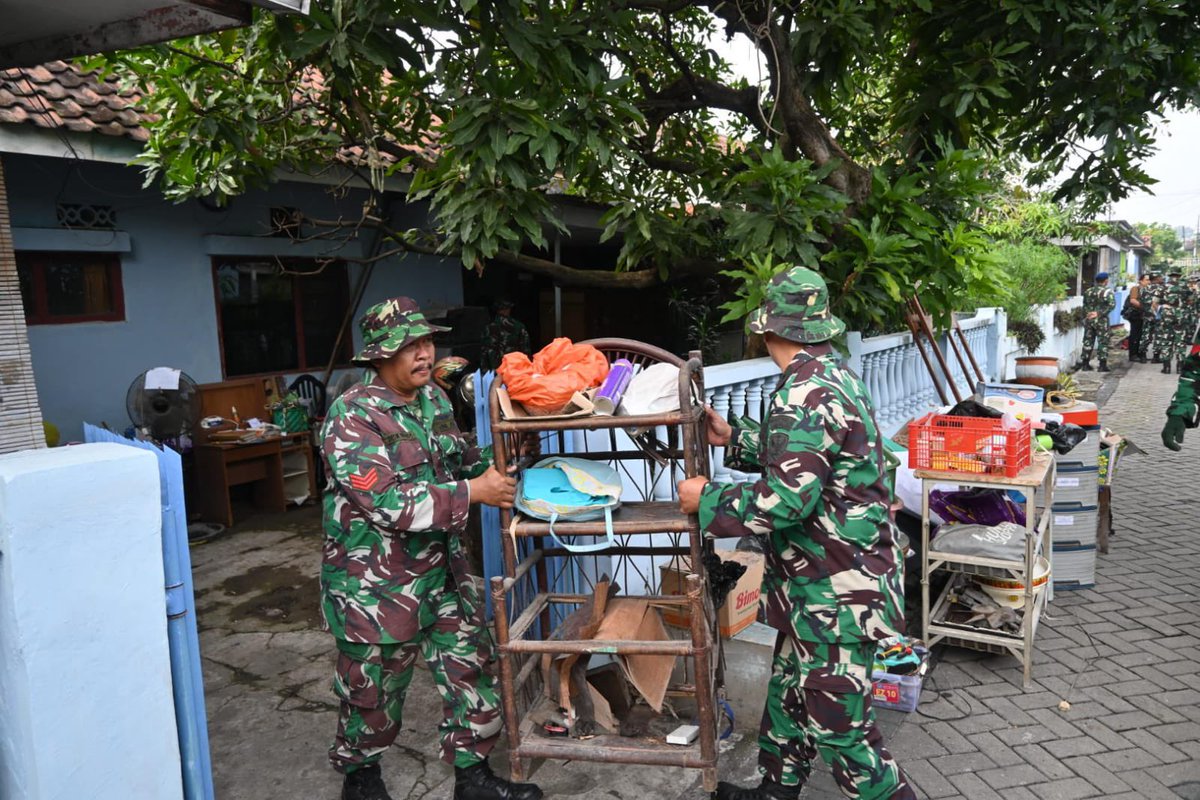 _TNIAU's tweet photo. *Lanud Muljono Tertibkan Rumah Dinas, Utamakan Dialog dan Pendekatan Humanis*

Lanud Muljono melaksanakan penertiban rumah dinas TNI AU di kawasan Wonokromo, Surabaya, Senin (27/4/2026), dengan pendekatan humanis melalui dialog langsung dengan penghuni. 

Penertiban dilakukan sesuai ketentuan yang berlaku setelah melalui tahapan sosialisasi dan surat peringatan. Langkah ini diambil untuk pemerataan hunian, mengingat masih banyak personel aktif yang belum menempati rumah dinas. Kegiatan berlangsung tertib dan aman sebagai wujud penegakan aturan yang tetap mengedepankan pendekatan persuasif.

Selengkapnya di https://t.co/mZ9Js2vuP0

 #dmmp💂‍♀️